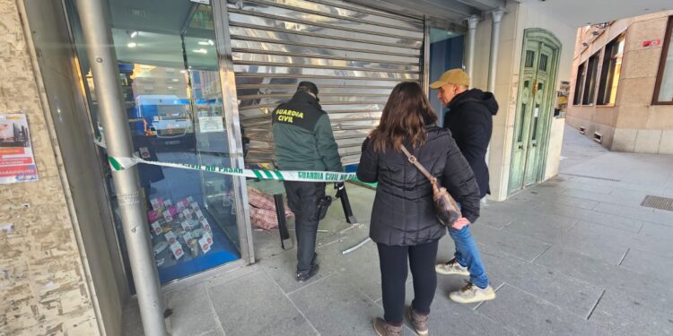 Arrasan de madrugada una conocida perfumería en plena plaza de Peñaranda empleando de nuevo el método del alunizaje