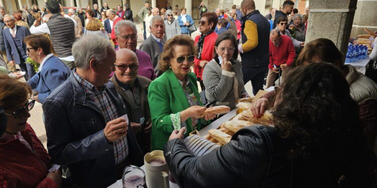 Ramos de laurel y Operación Bocata para celebrar el Sábado de Pasión en la plaza Mayor de Santiago de la Puebla