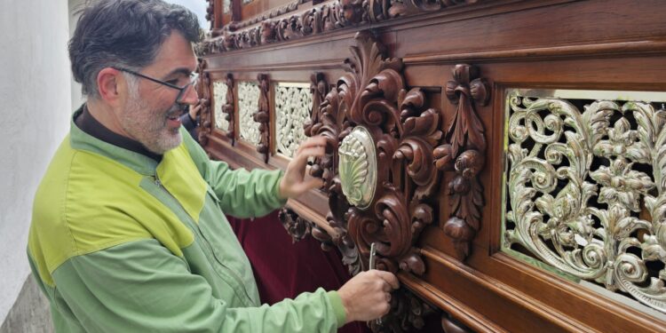 Intensa jornada de preparativos de pasos y palios de las cofradías de Peñaranda con la mirada puesta en la previsión meteorológica