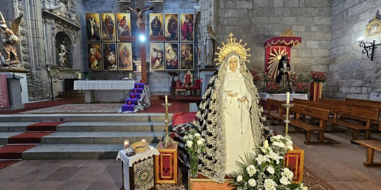 El besamanos de Nuestra Señora de la Soledad en Peñaranda marca el prólogo de la fiesta anual que llegará mañana