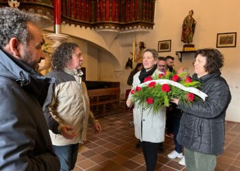 El Santo Cristo del Humilladero ya está en la iglesia de San Luis y recibe la ofrenda floral en nombre de la cofradía de la Vera Cruz