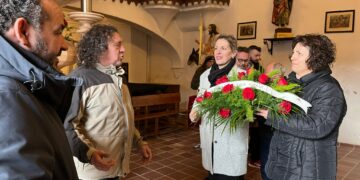 El Santo Cristo del Humilladero ya está en la iglesia de San Luis y recibe la ofrenda floral en nombre de la cofradía de la Vera Cruz