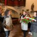 El Santo Cristo del Humilladero ya está en la iglesia de San Luis y recibe la ofrenda floral en nombre de la cofradía de la Vera Cruz