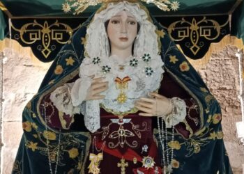 Nuestra Señora de la Esperanza viste por primera vez en sus 66 años de historia una saya bordada en terciopelo granate