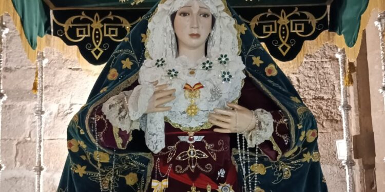 Nuestra Señora de la Esperanza viste por primera vez en sus 66 años de historia una saya bordada en terciopelo granate