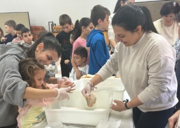 Babilafuente reúne a niños y mayores en una divertida tarde para elaborar conjuntamente unas deliciosas torrijas de Semana Santa
