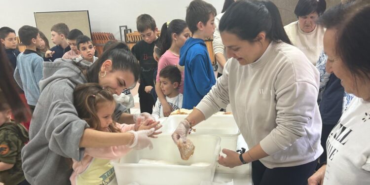 Babilafuente reúne a niños y mayores en una divertida tarde para elaborar conjuntamente unas deliciosas torrijas de Semana Santa