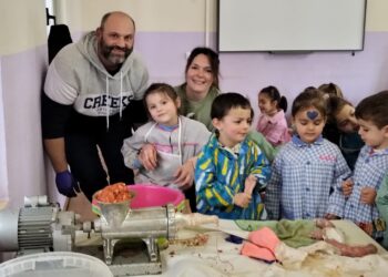 Hoy en clase hemos aprendido a elaborar chorizo: la divertida mañana de alumnos de Infantil del colegio Unamuno en Peñaranda