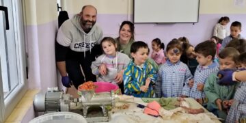 Hoy en clase hemos aprendido a elaborar chorizo: la divertida mañana de alumnos de Infantil del colegio Unamuno en Peñaranda