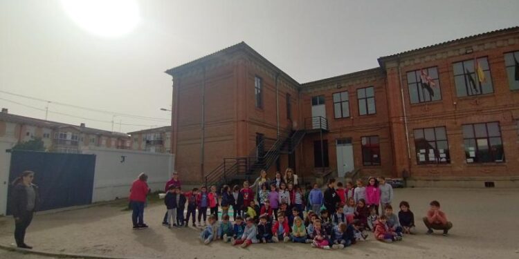 Alumnos de Infantil del colegio Miguel de Unamuno de Peñaranda descubren la tradición saetera en la voz de Sinfo Arroyo
