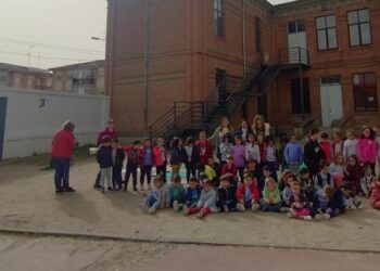 Alumnos de Infantil del colegio Miguel de Unamuno de Peñaranda descubren la tradición saetera en la voz de Sinfo Arroyo