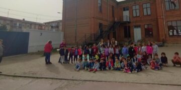 Alumnos de Infantil del colegio Miguel de Unamuno de Peñaranda descubren la tradición saetera en la voz de Sinfo Arroyo