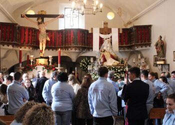 Imagen inédita de la ofrenda de velas al Cristo del Humilladero celebrada por primera vez en Peñaranda en la iglesia de San Luis