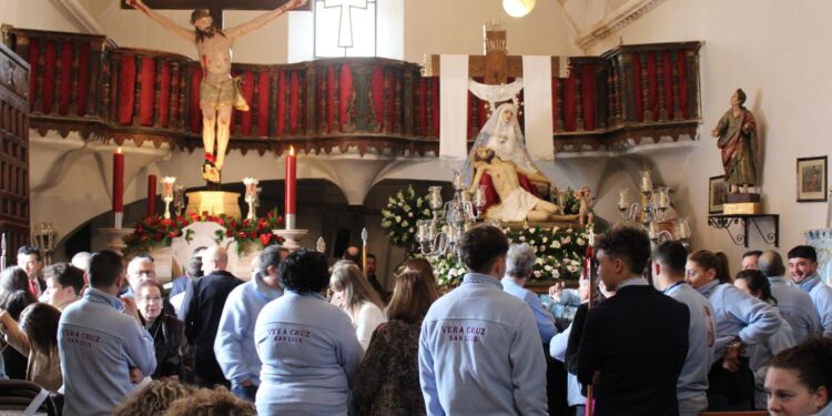 Imagen inédita de la ofrenda de velas al Cristo del Humilladero celebrada por primera vez en Peñaranda en la iglesia de San Luis