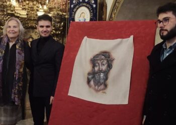 El artista macoterano José Ángel Nava crea el nuevo paño para la Verónica de Salamanca perteneciente a la cofradía de la Vera Cruz