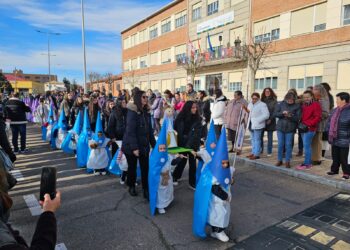 Peñaranda saca su primera gran procesión a la calle con el Vía Crucis organizado por el colegio de La Encarnación