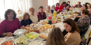 La asociación de mujeres San José celebra su fiesta anual en Villaflores con misa, procesión, agasajo y una animada comida