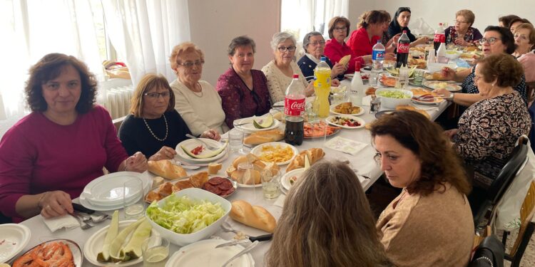 La asociación de mujeres San José celebra su fiesta anual en Villaflores con misa, procesión, agasajo y una animada comida