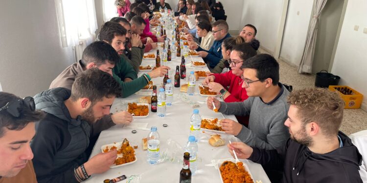 La Asociación Juvenil Papelera se pone en marcha en Villaflores con una comida de confraternidad y un animado paintball