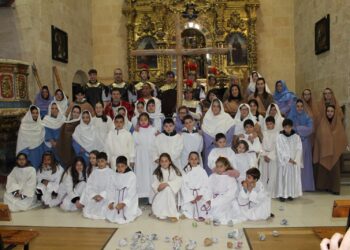 El Vía Crucis viviente de Villoruela se celebra finalmente en el interior de la iglesia parroquial con una gran presencia de público