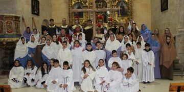 El Vía Crucis viviente de Villoruela se celebra finalmente en el interior de la iglesia parroquial con una gran presencia de público