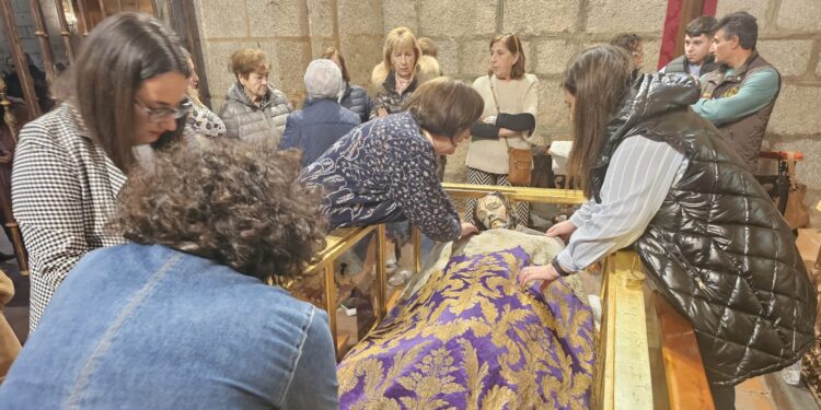 Devoción y promesas en el cambio de ropas del Cristo de la Cama y besapiés celebrados en la iglesia parroquial de Peñaranda