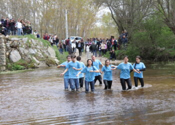 Los quintos de Alaraz «a remojo» en las aguas del río Gamo para honrar al Cristo del Monte y a la Virgen en la tradicional romería