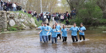 Los quintos de Alaraz «a remojo» en las aguas del río Gamo para honrar al Cristo del Monte y a la Virgen en la tradicional romería