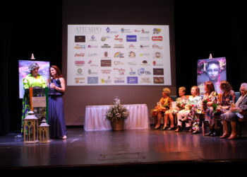 Noche de ilusión y emoción en Peñaranda en la II gala «Mujeres que dejan huella» con el teatro Calderón abarrotado y entregado