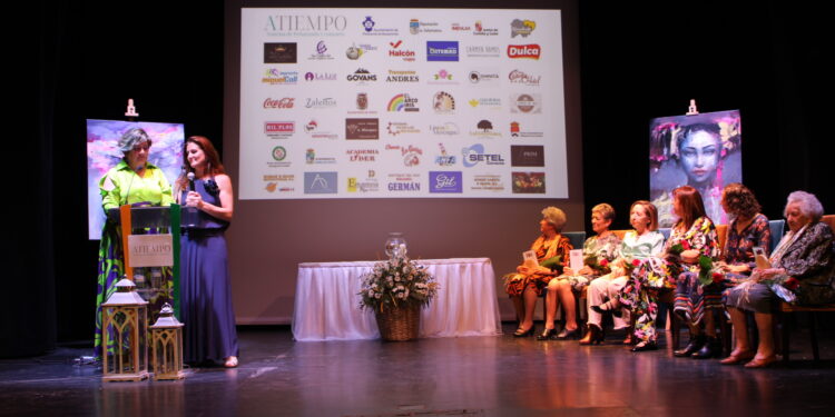 Noche de ilusión y emoción en Peñaranda en la II gala «Mujeres que dejan huella» con el teatro Calderón abarrotado y entregado