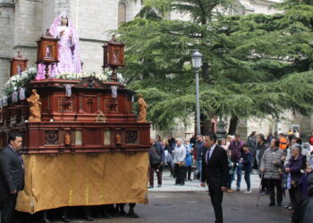 Peñaranda celebra la festividad de la Misericordia con misa en la parroquia y procesión con la Virgen en el paso del Medinaceli