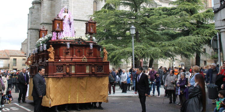 Peñaranda celebra la festividad de la Misericordia con misa en la parroquia y procesión con la Virgen en el paso del Medinaceli
