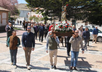 Santiago de la Puebla pone el broche a las primeras fiestas del año con la procesión de San Jorge acompañada por la dulzaina