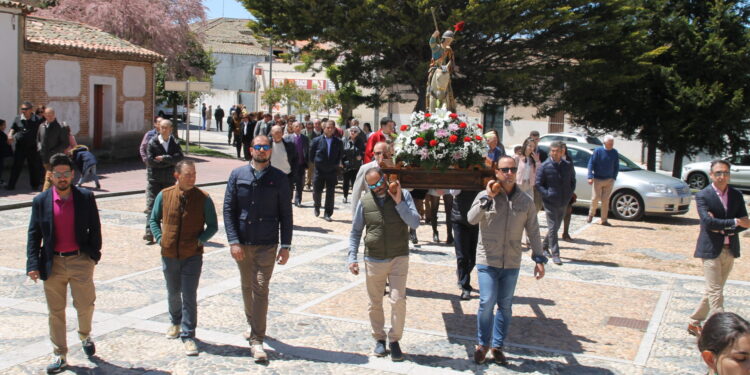 Santiago de la Puebla pone el broche a las primeras fiestas del año con la procesión de San Jorge acompañada por la dulzaina