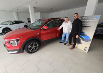 Talleres Manuel González KIA en Peñaranda hace entrega de un Niro HEV híbrido en su concesionario de la avenida de Salamanca