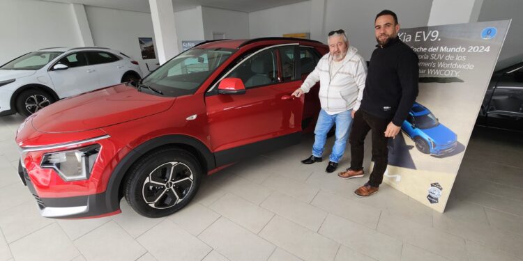Talleres Manuel González KIA en Peñaranda hace entrega de un Niro HEV híbrido en su concesionario de la avenida de Salamanca