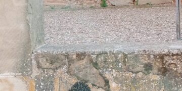 Vuelven las abejas a Villoruela: aparece un panal en el muro perimetral de la iglesia y el Ayuntamiento pide precaución