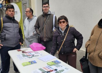 Los chicos y chicas de Acopedis se vuelcan con la Marcha Solidaria y venden carnets en el mercadillo semanal de Peñaranda