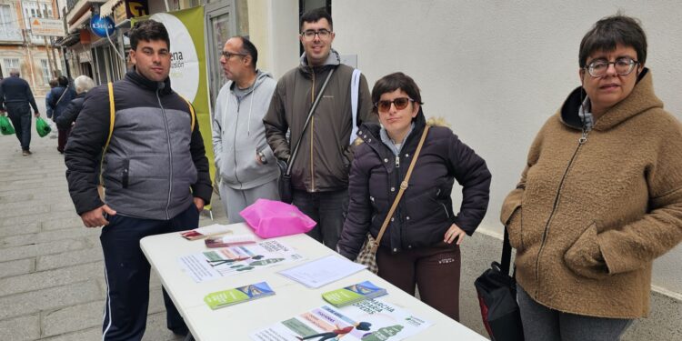 Los chicos y chicas de Acopedis se vuelcan con la Marcha Solidaria y venden carnets en el mercadillo semanal de Peñaranda
