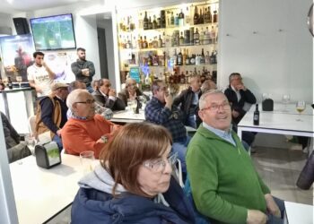 Gran ambiente en Los Álamos entre los aficionados del Real Madrid para seguir en directo los cuartos de final de la Champions