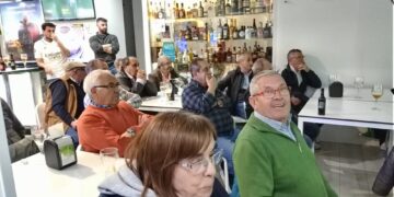 Gran ambiente en Los Álamos entre los aficionados del Real Madrid para seguir en directo los cuartos de final de la Champions