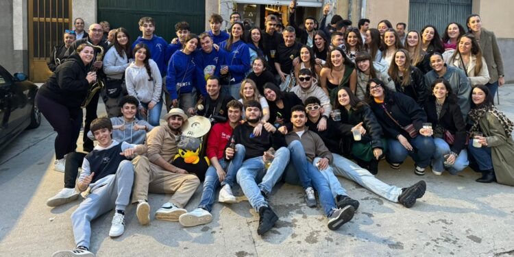 Los quintos y quintas de Alaraz calientan motores con la charanga Dale Kaña 2.0 en la tarde previa a la romería del Lunes de Aguas