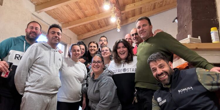 Meriendas a cubierto en Babilafuente y paseos por el monte en una fría tarde de Lunes de Aguas en la comarca de Las Villas