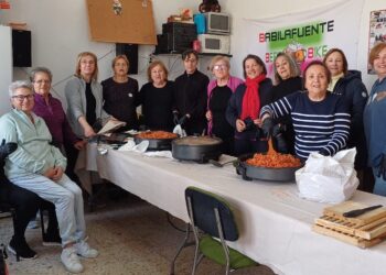 Bocatas solidarios en Babilafuente con numerosos grupos que han aprovechado el sol de mediodía para comer al aire libre