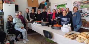 Bocatas solidarios en Babilafuente con numerosos grupos que han aprovechado el sol de mediodía para comer al aire libre