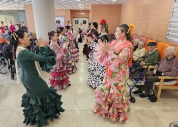La residencia Albertia Babilafuente disfruta de su Feria de Abril con la actuación del grupo de sevillanas de Encinas de Abajo