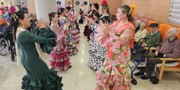 La residencia Albertia Babilafuente disfruta de su Feria de Abril con la actuación del grupo de sevillanas de Encinas de Abajo