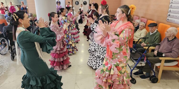 La residencia Albertia Babilafuente disfruta de su Feria de Abril con la actuación del grupo de sevillanas de Encinas de Abajo
