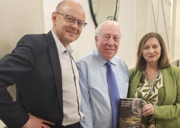 El peñarandino Bauti Llopis presenta su novela «Una ciudad, un médico y un perro» rodeado de su familia y grandes amigos