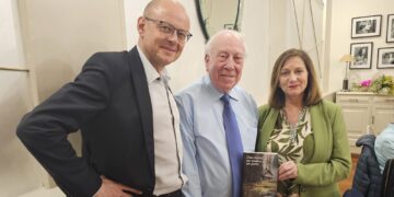 El peñarandino Bauti Llopis presenta su novela «Una ciudad, un médico y un perro» rodeado de su familia y grandes amigos